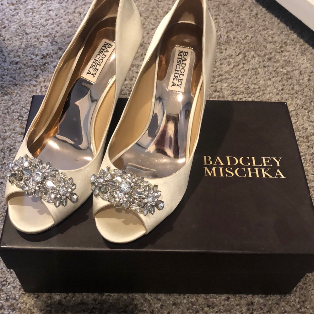Badgley mischka heals never been worn size 8
